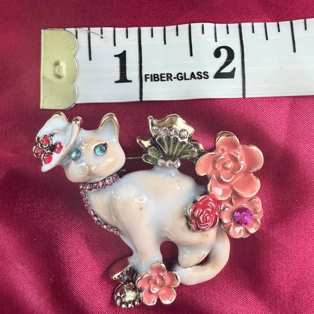 Elegant White Cat Brooch with Pink Floral Accents
